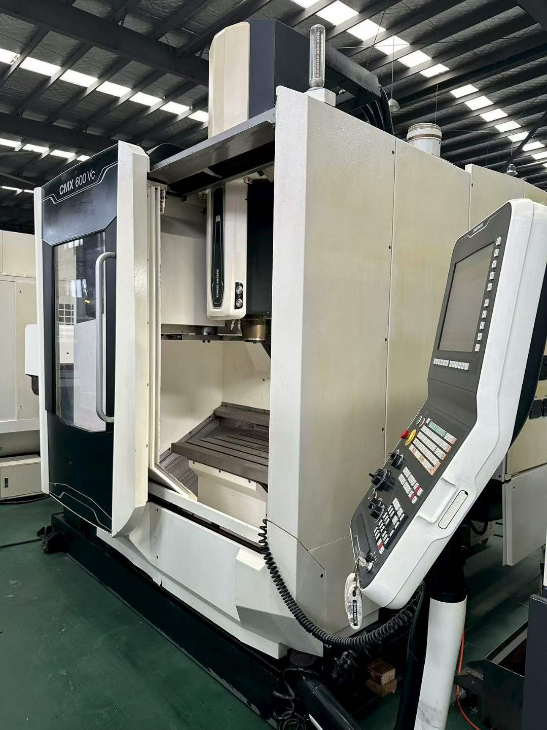 ศูนย์กัดแนวตั้ง DMG MORI CMX 600 VC