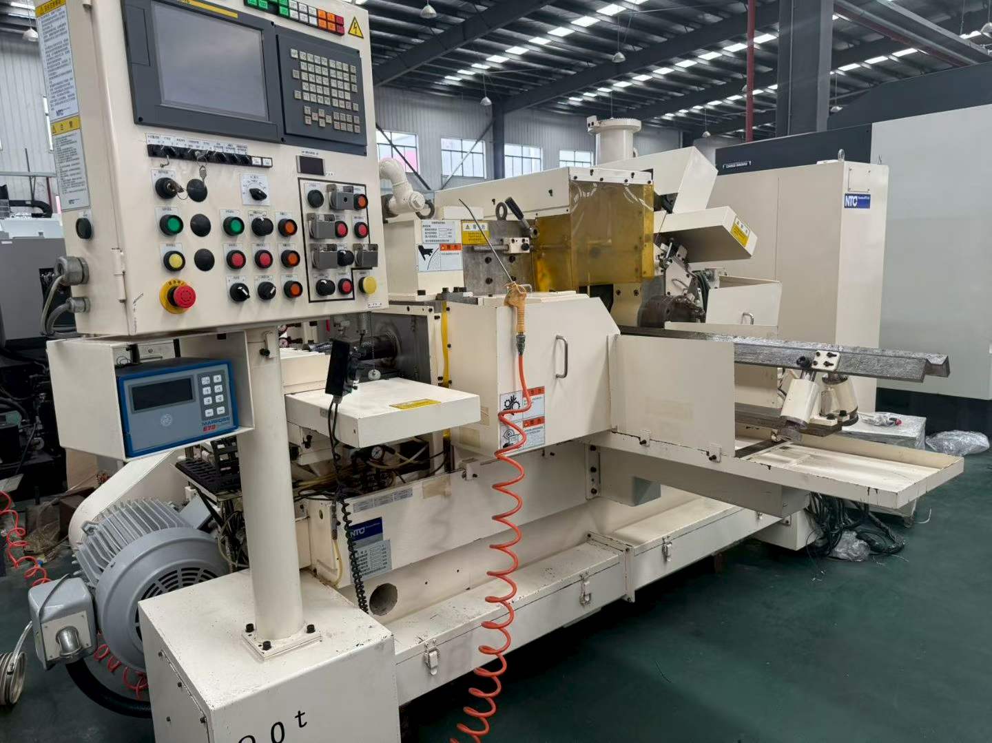 Rectificadora sin centros Komatsu NTC CLG-3 BNH usada (tipo infeed)