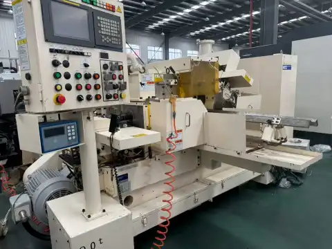 Kullanılmış Komatsu NTC CLG-3 BNH Merkezsiz Taşlama Makinesi (Daldırmalı Tip)