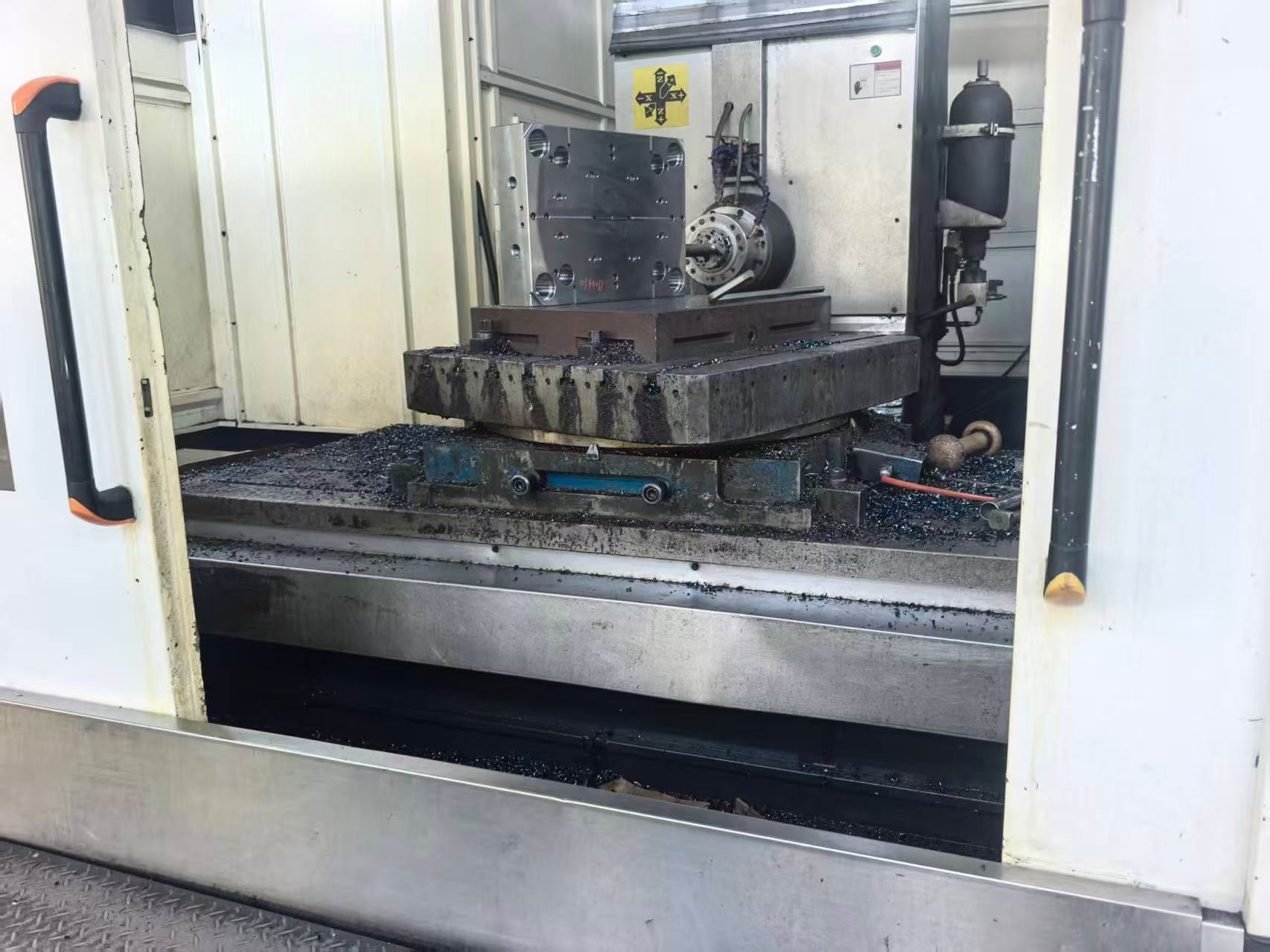 Used Xiaojuren 1814 Moving Column Milling Machine with Mitsubishi M 80 photo 2