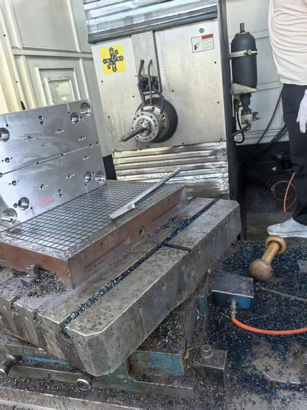Used Xiaojuren 1814 Moving Column Milling Machine with Mitsubishi M 80 photo 5