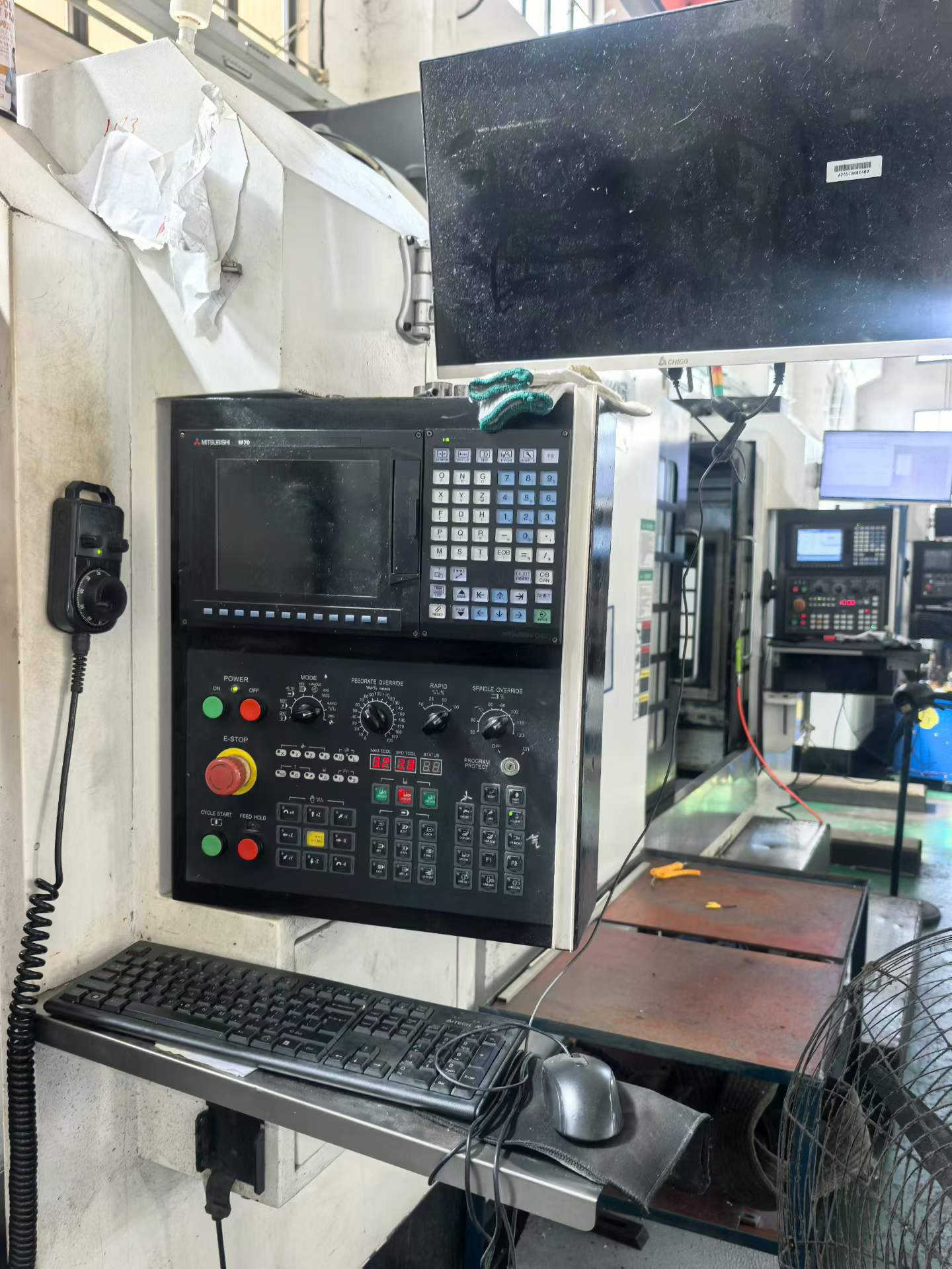 Used Sheng Hong Daye 1270 Machining Center with Mitsubishi M 70 photo 2