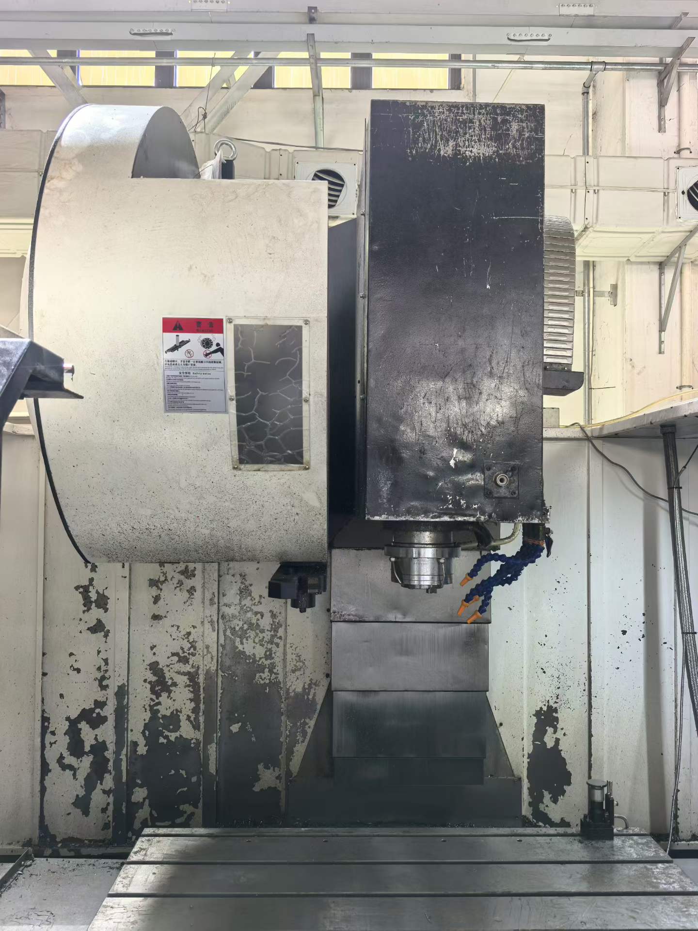 Used Sheng Hong Daye 1270 Machining Center with Mitsubishi M 70 photo 4