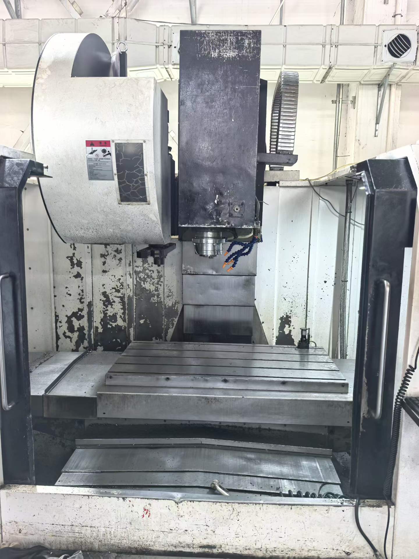 Used Sheng Hong Daye 1270 Machining Center with Mitsubishi M 70 photo 7