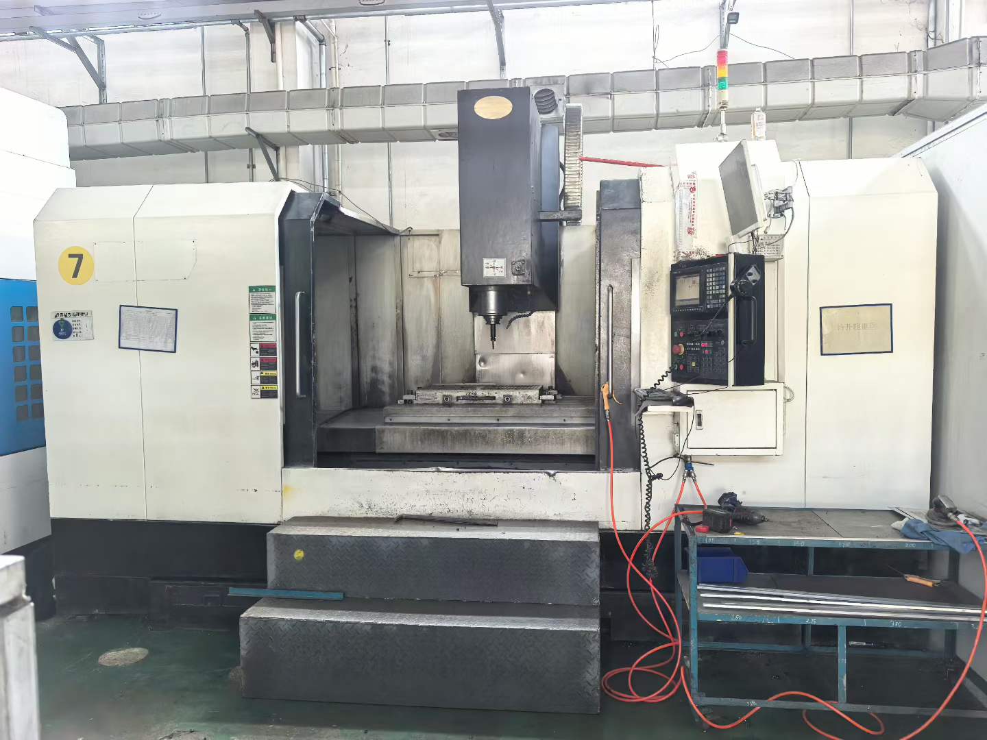 Used Shenghong Daye 1690 CNC Milling Machine with Mitsubishi M 70 photo 2