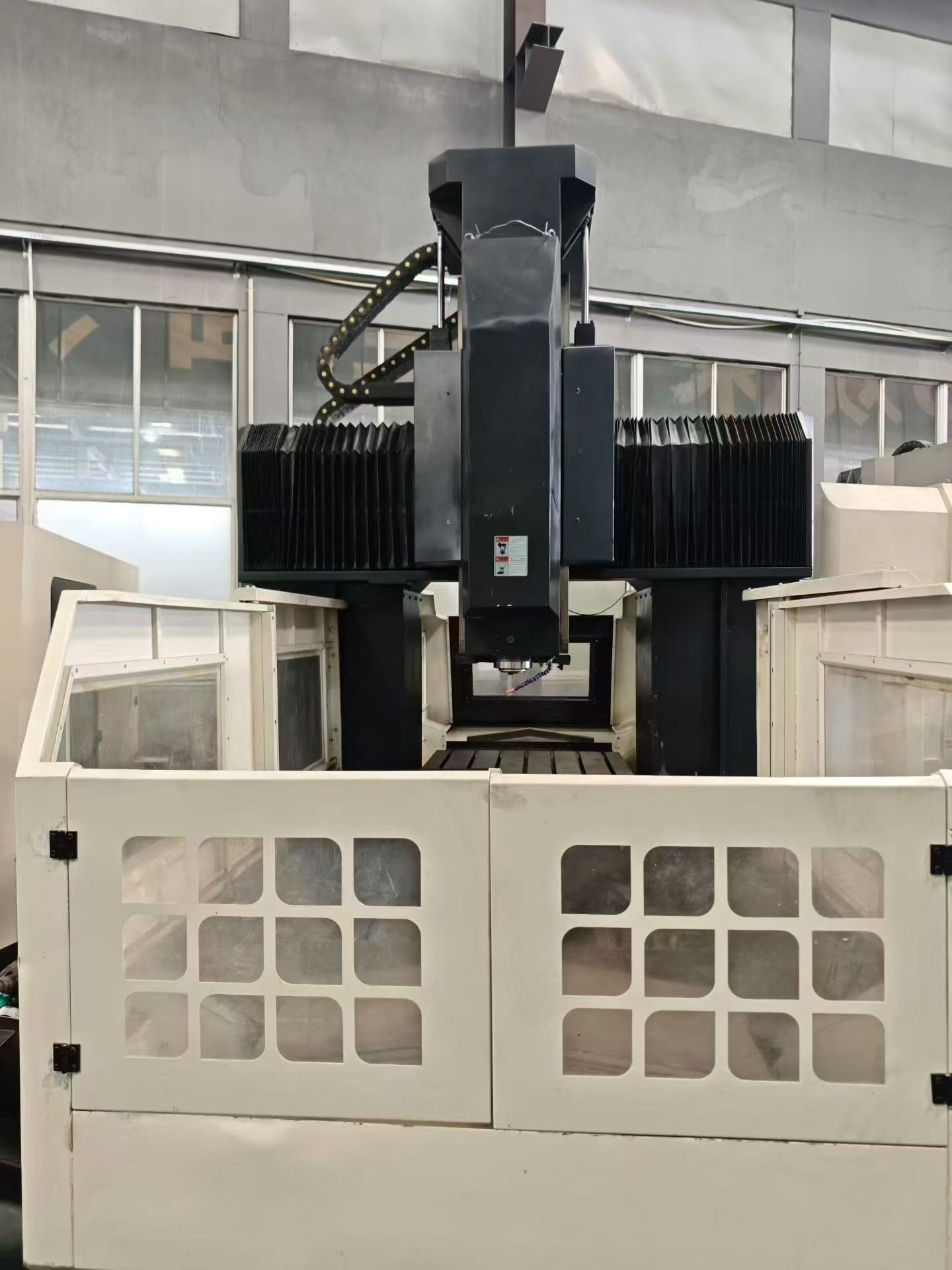 Used Qiaohong CNC Gantry Milling Machine with Mitsubishi M 80 Control photo 2