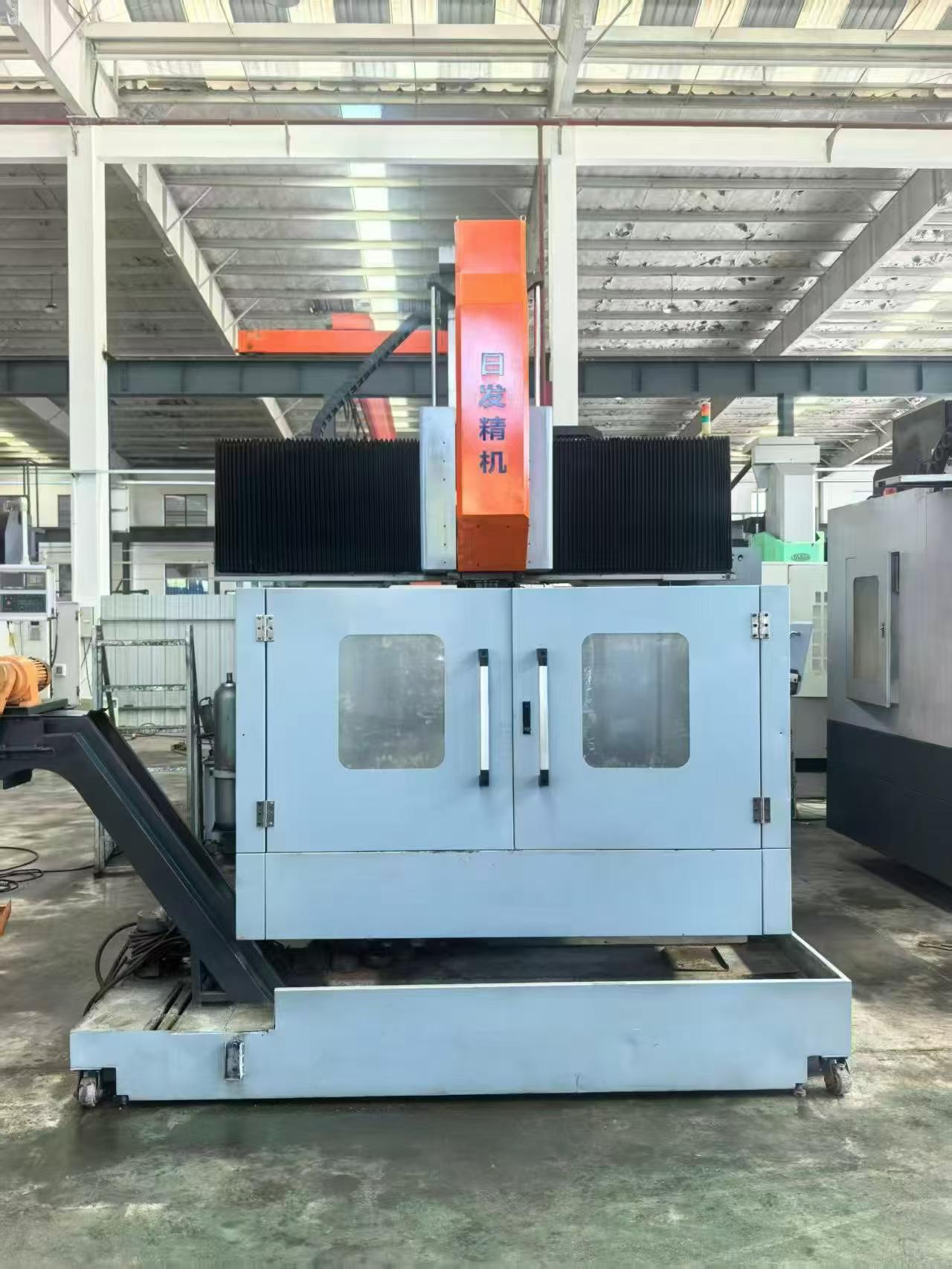 Used Rifai 2016 Vertical Machining Center with Fanuc MF photo 3