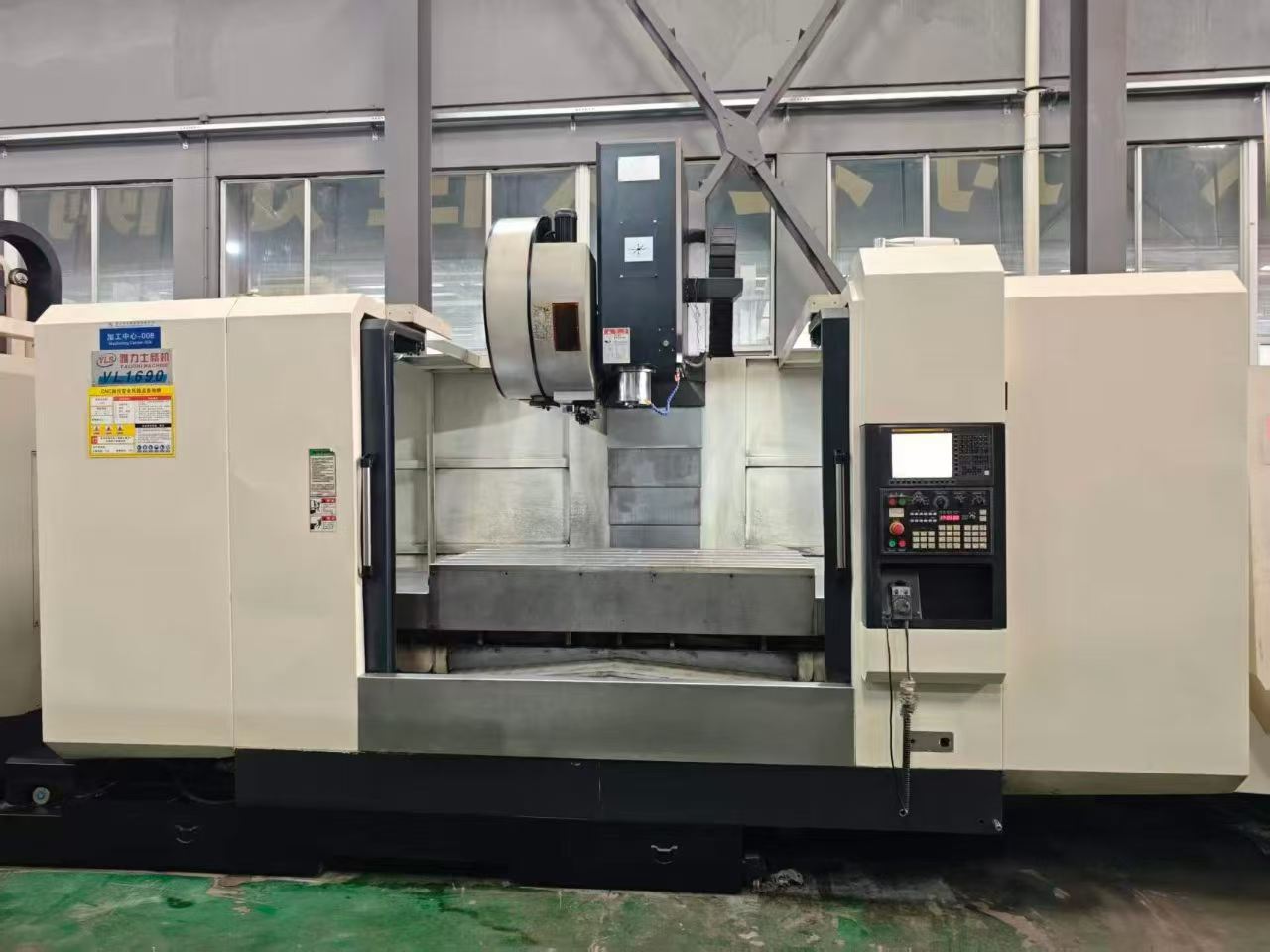 Centro de mecanizado CNC Yalis VL-1690 usado con FANUC MF Plus