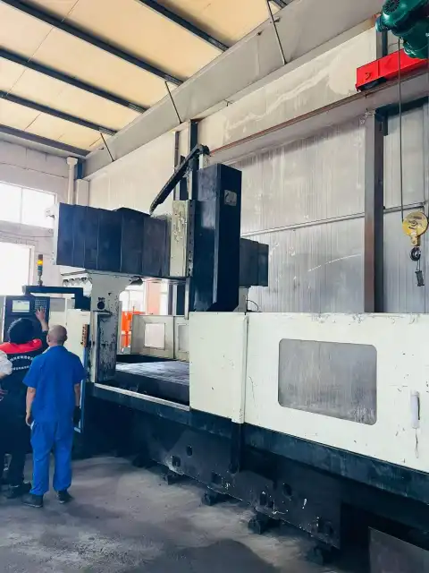 Fresadora CNC de pórtico Donghao 3020, husillo BT50, Mitsubishi M70