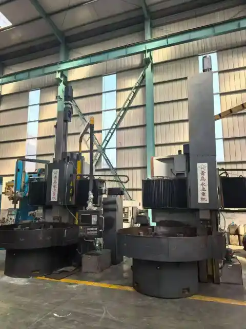 Dos tornos verticales CNC Qingdao Yongli 5116 idénticos con control KND 2000
