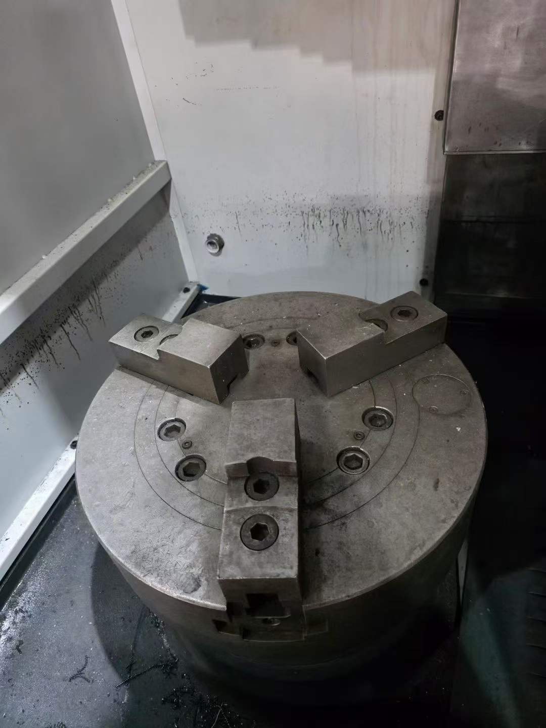 Two Identical You Ji 500 E CNC Vertical Lathes photo 4