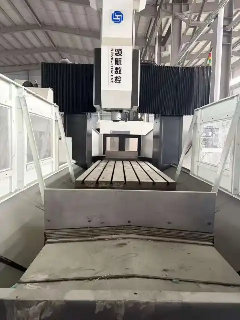 Máquina de taladrado y fresado CNC de pórtico de viga fija de cinco caras Guangdong Linghang 3016 usada