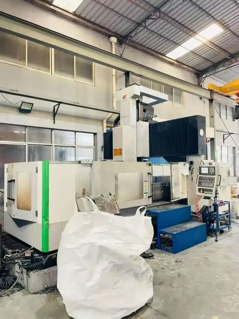 ماكينة تفريز جسرية Hongguang Weiye 2516 مستعملة مع نظام تحكم FANUC MF