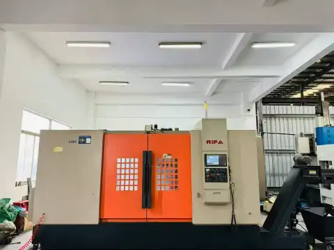 Bekas Mesin Bubut CNC Tipe Turret Bed Miring Rifa Precision CZ 63/1500