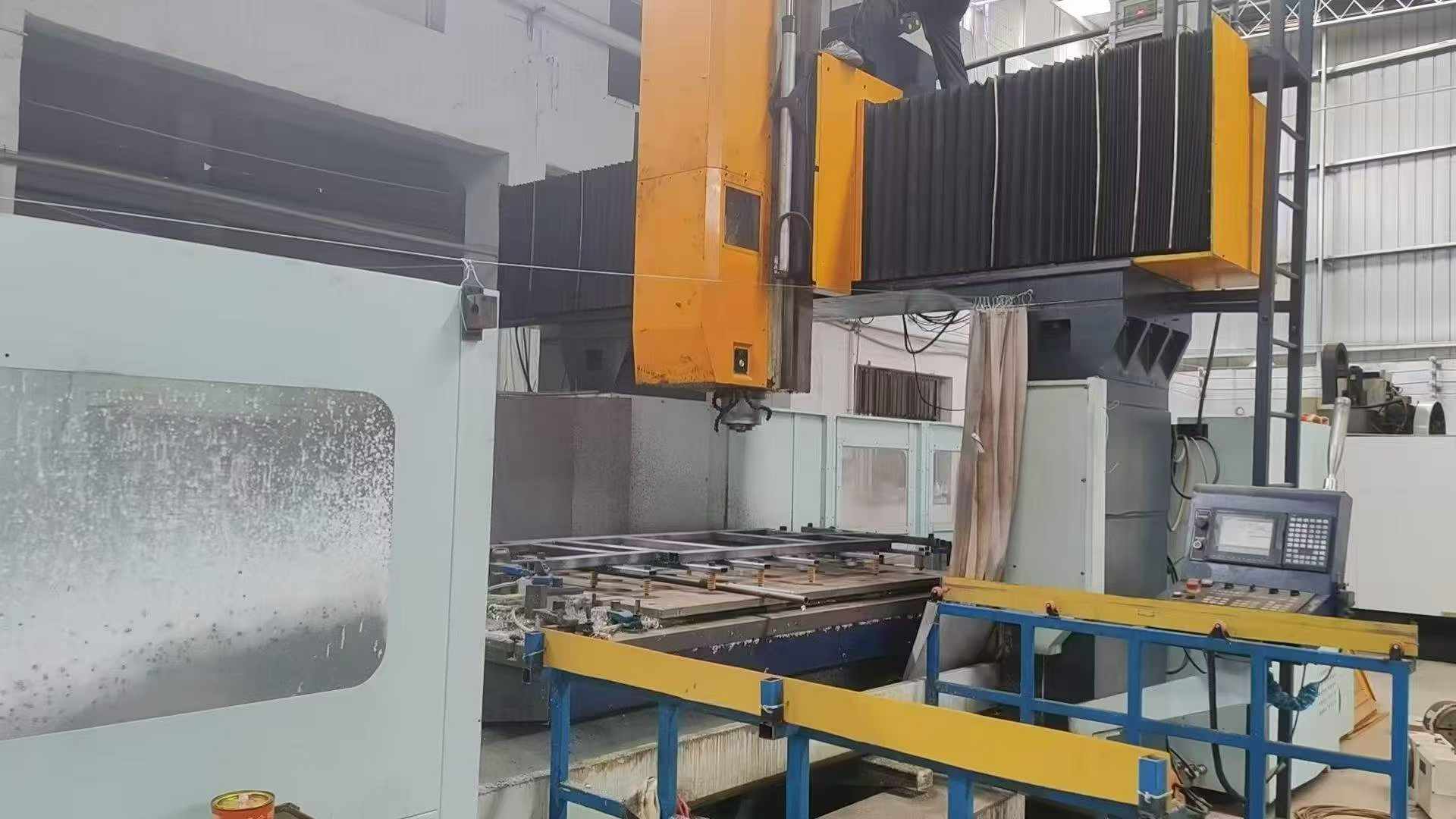 Used Runxing 4025 CNC Gantry Milling Machine with Mitsubishi M 70 photo 2