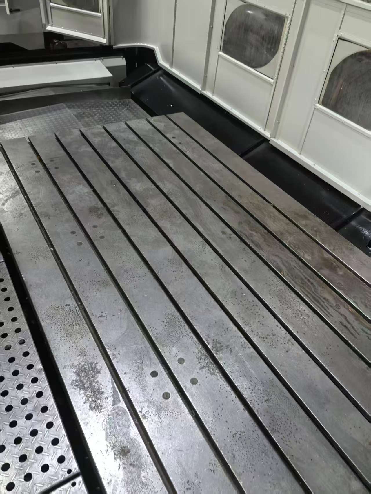 Used Tianrui Jinggong Kraft VM 3018 Gantry Machining Center photo 2