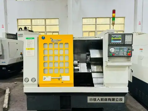 เครื่องกลึง CNC แบบป้อมมีด Xiaotieren QT 320 มือสอง พร้อมหัวจับไฮดรอลิก 6 นิ้ว