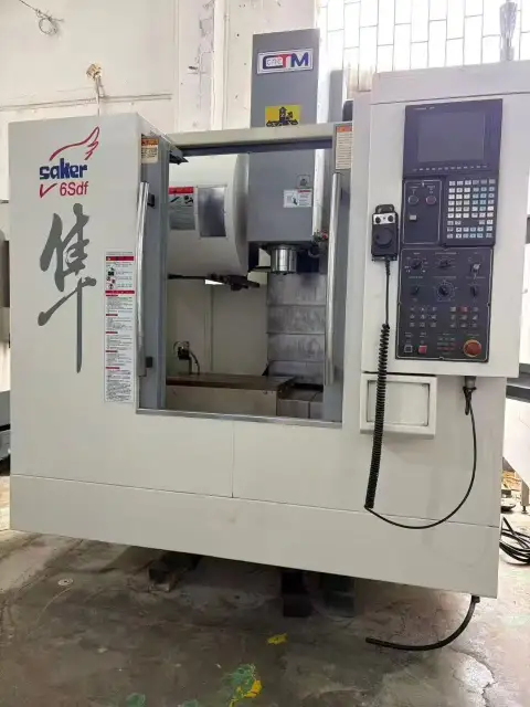 Centro de mecanizado vertical Xinquan 650 usado con control Mitsubishi M 70 A
