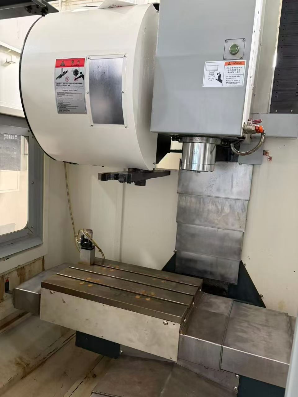 Used Xinquan 650 Vertical Machining Center with Mitsubishi M 70 A photo 2