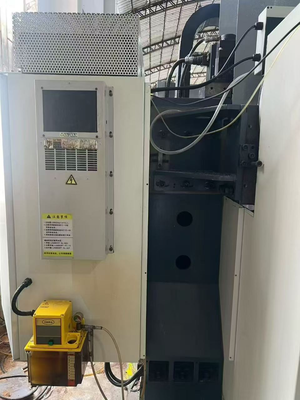 Used Xinquan 650 Vertical Machining Center with Mitsubishi M 70 A photo 4