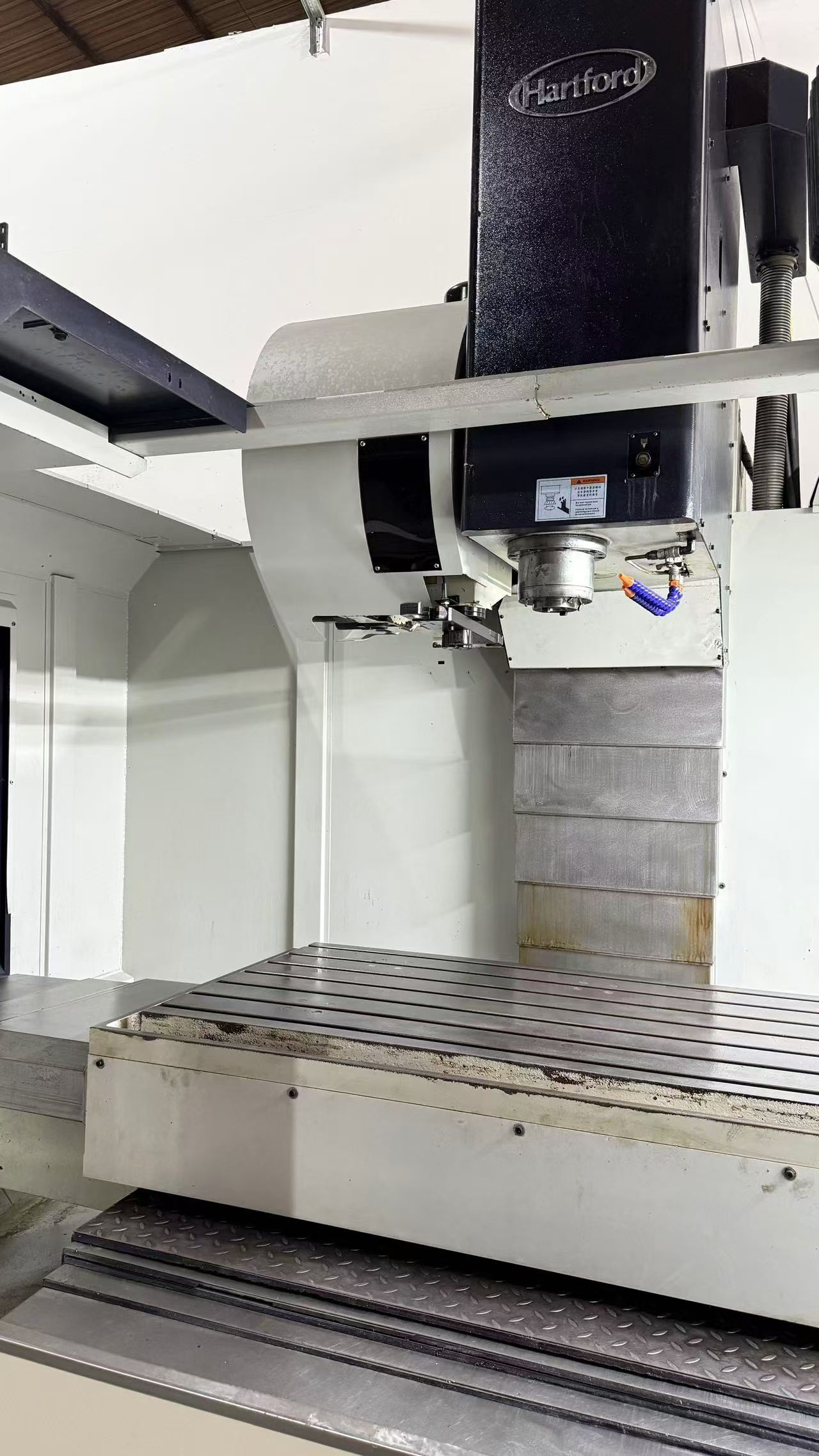 She Hong 1370 Vertical Machining Center with Fanuc MF photo 3