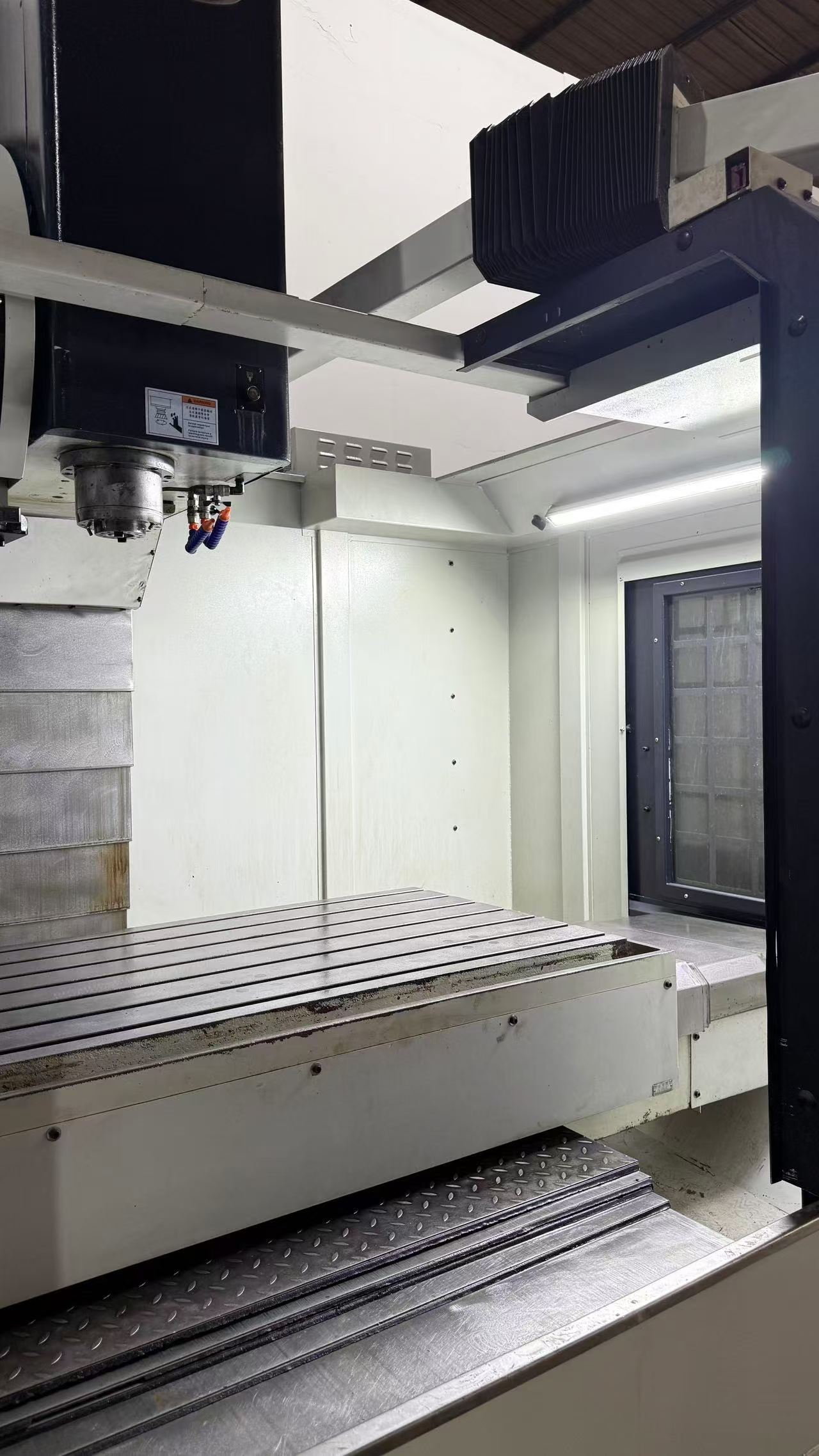She Hong 1370 Vertical Machining Center with Fanuc MF photo 4