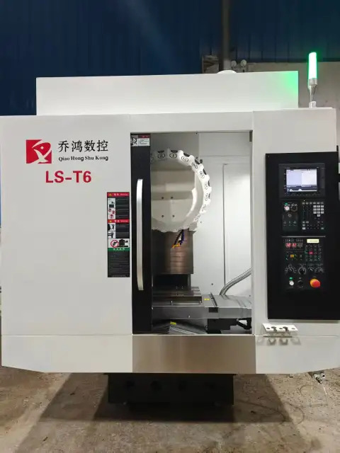 Pusat Pengeboran dan Tapping Qiaohong T 640 Belum Terpakai dengan Kontrol Mitsubishi M80