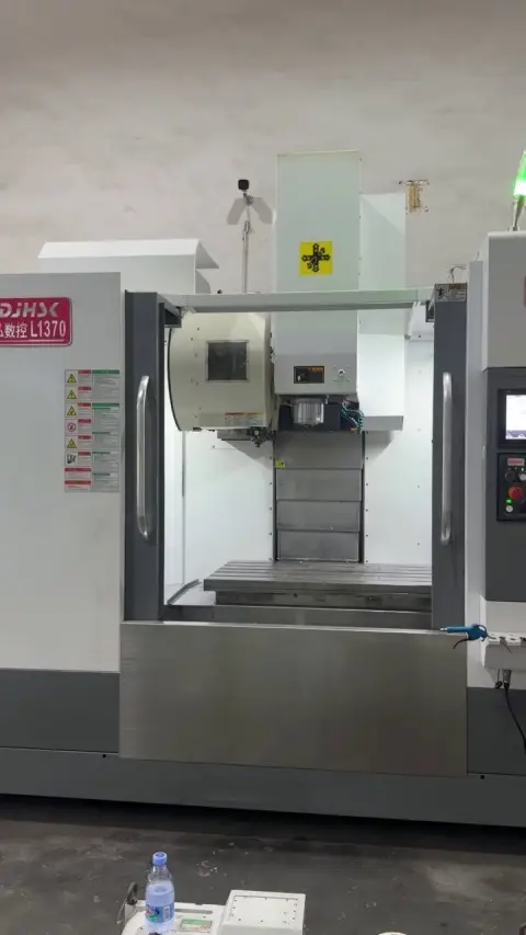 Centro de mecanizado vertical Jiehong V-1370 usado con control Mitsubishi M 80