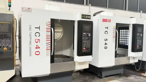 Centro de taladrado y roscado GUGAO 540 usado con Mitsubishi M80
