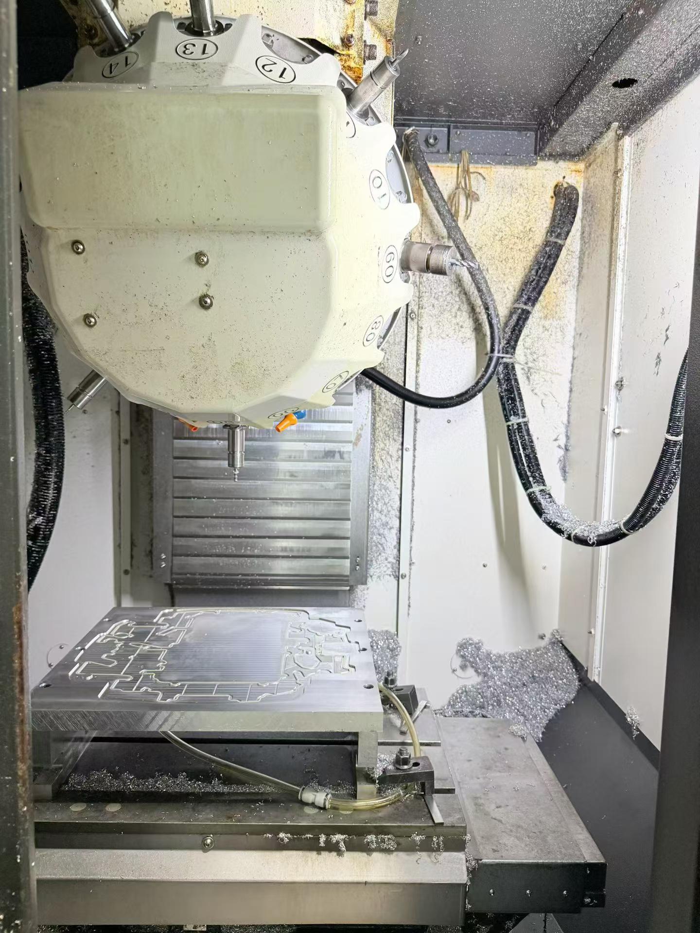 Used Leadwell TV 500 Vertical Machining Center with Mitsubishi M 70 A photo 3