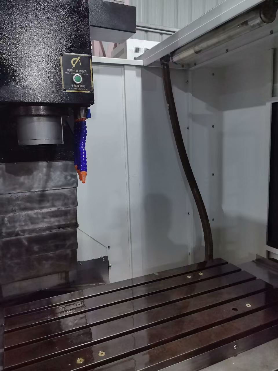Used Runstar 850 L Vertical Machining Center photo 4