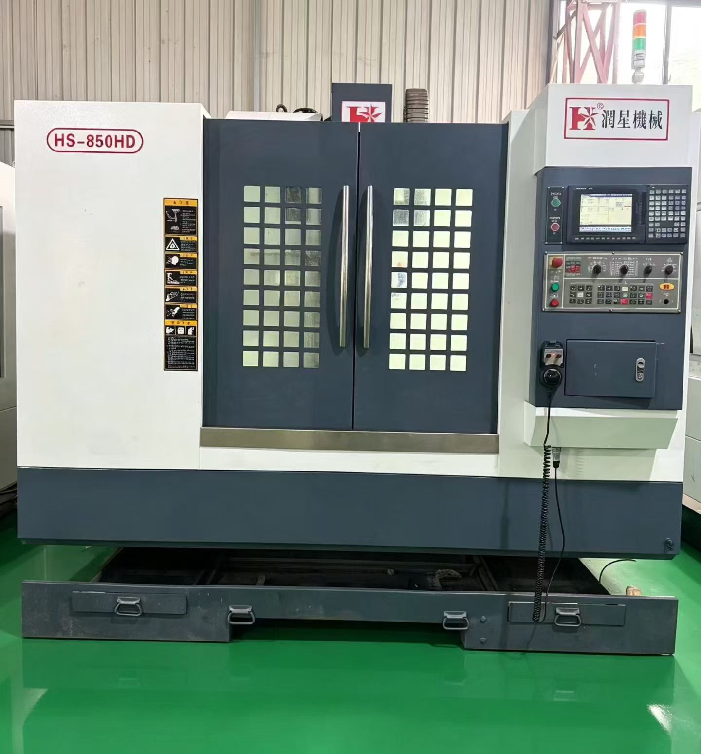 Used Runxing 850 Vertical Machining Center with Mitsubishi M 70 photo 1