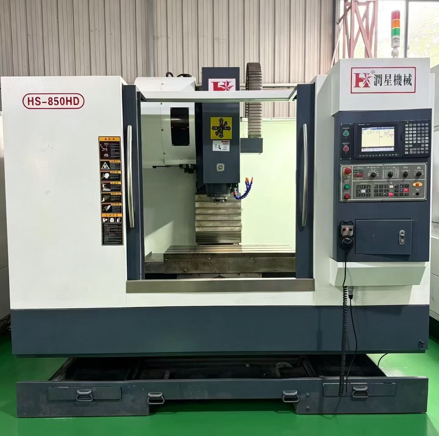 Used Runxing 850 Vertical Machining Center with Mitsubishi M 70 photo 2