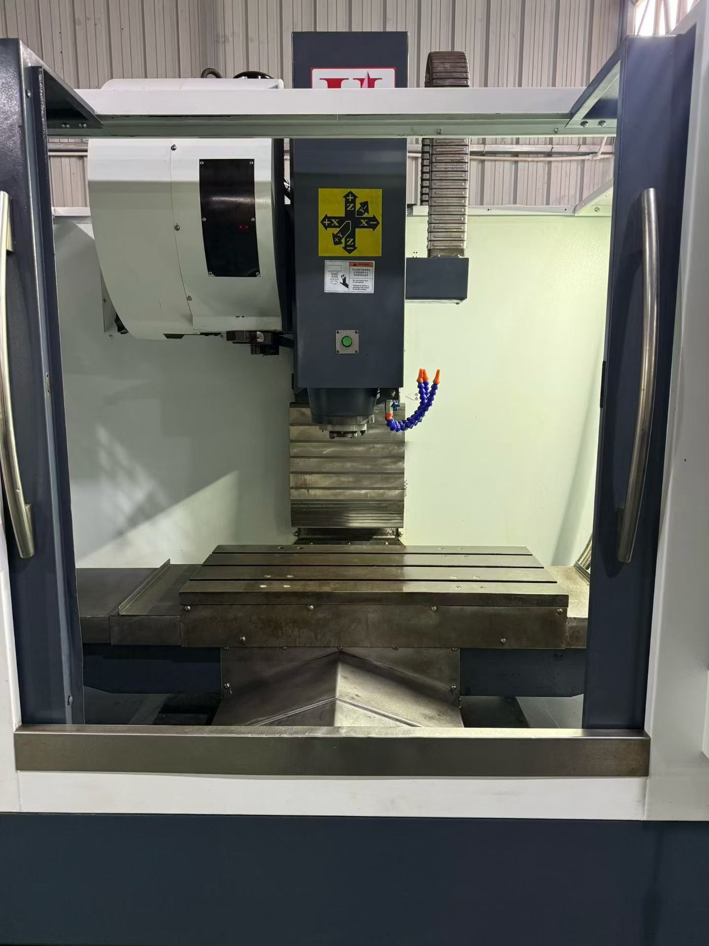 Used Runxing 850 Vertical Machining Center with Mitsubishi M 70 photo 4