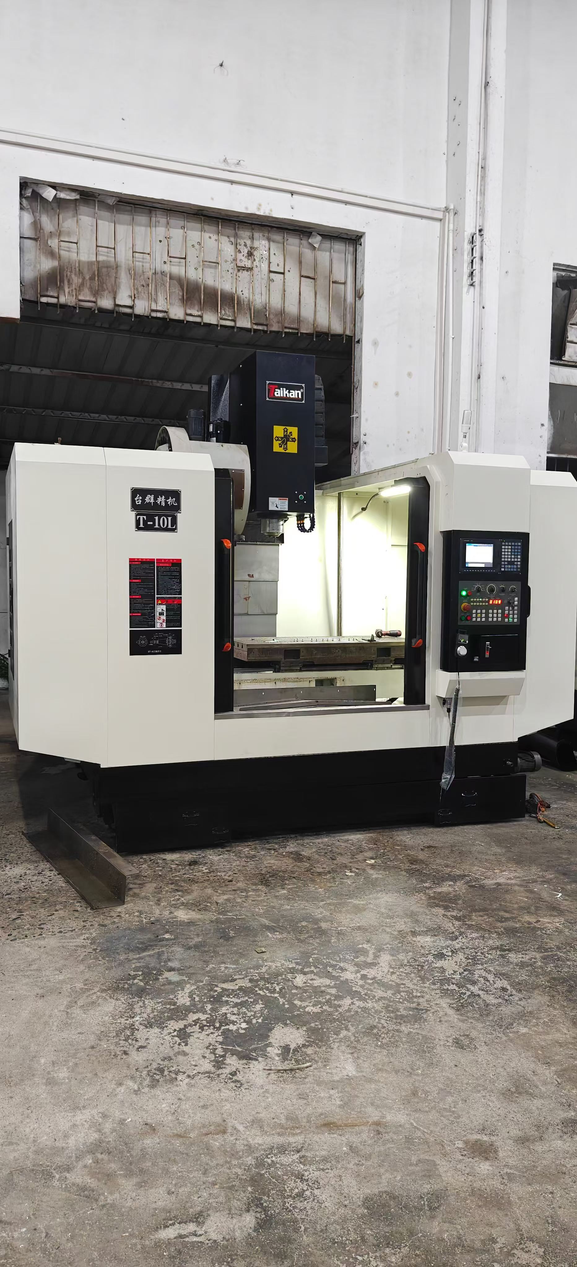 Used Taichung 1060 Vertical Machining Center with Mitsubishi M 70 A photo 1