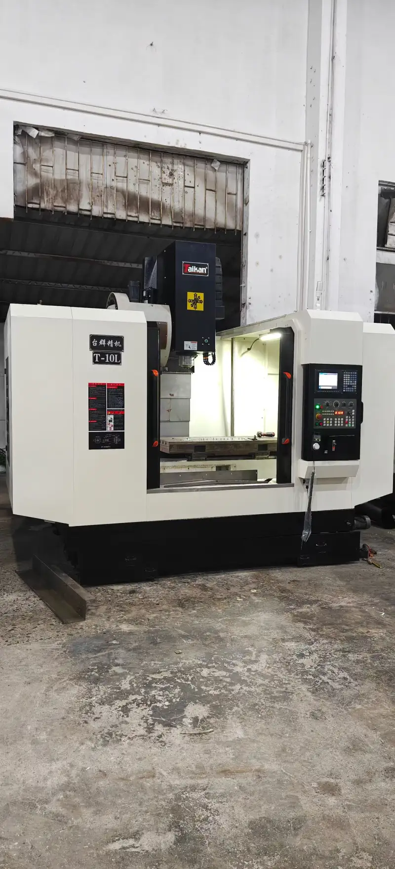 Used Taichung 1060 Vertical Machining Center with Mitsubishi M 70 A photo 1