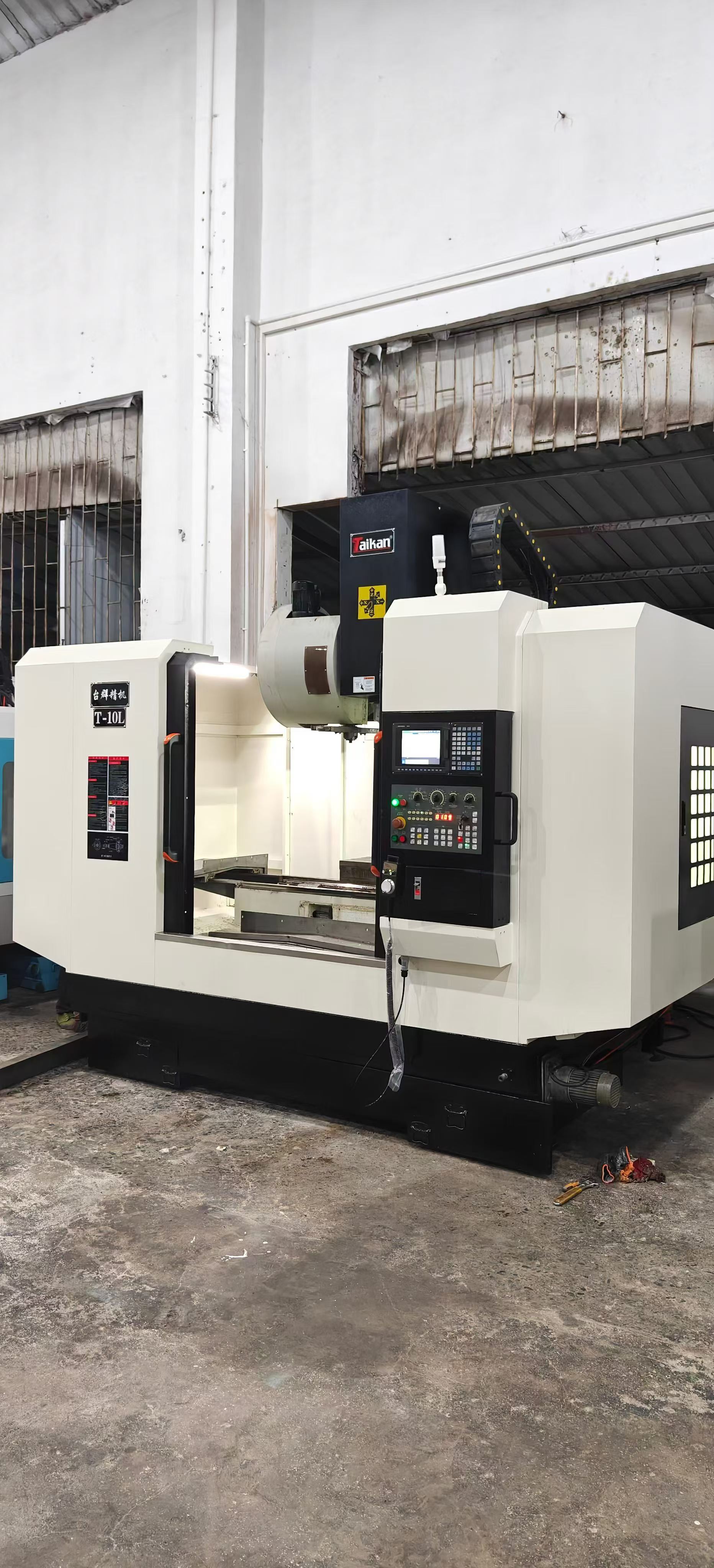Used Taichung 1060 Vertical Machining Center with Mitsubishi M 70 A photo 2