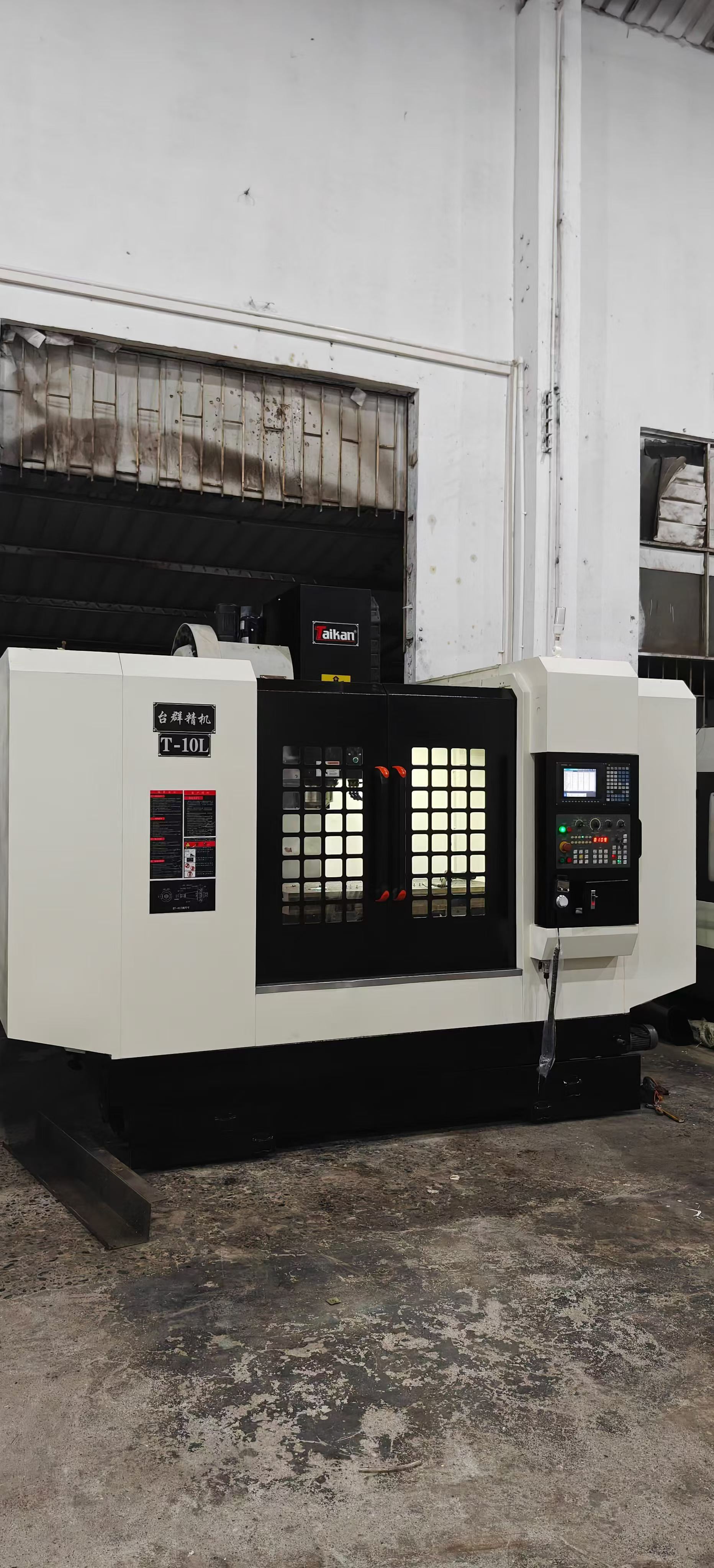 Used Taichung 1060 Vertical Machining Center with Mitsubishi M 70 A photo 3