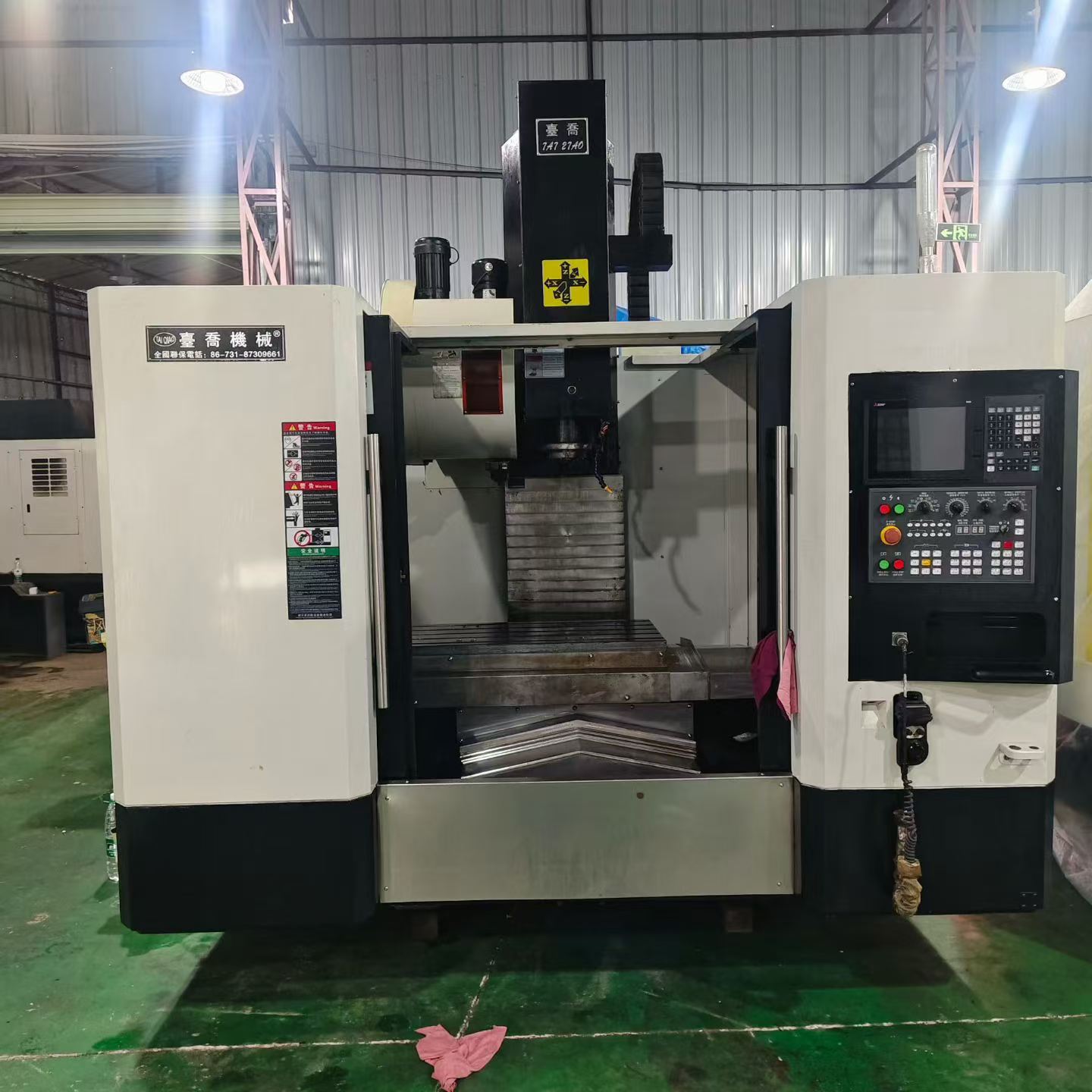 Used Taiqiao V 8 Machining Center with Mitsubishi M 80 Control photo 1