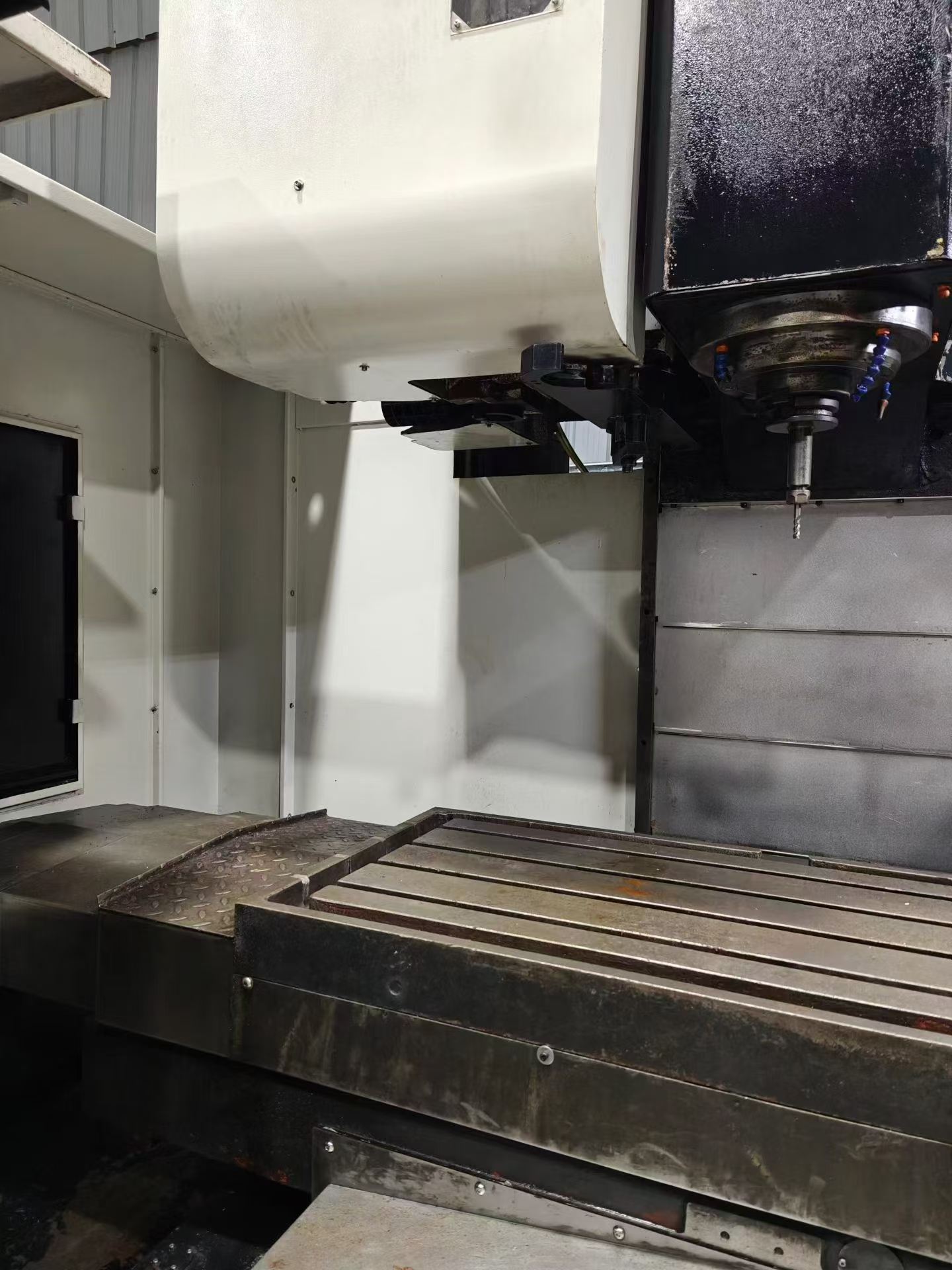 Used Taiwan Yawei 1200 Vertical Machining Center photo 3