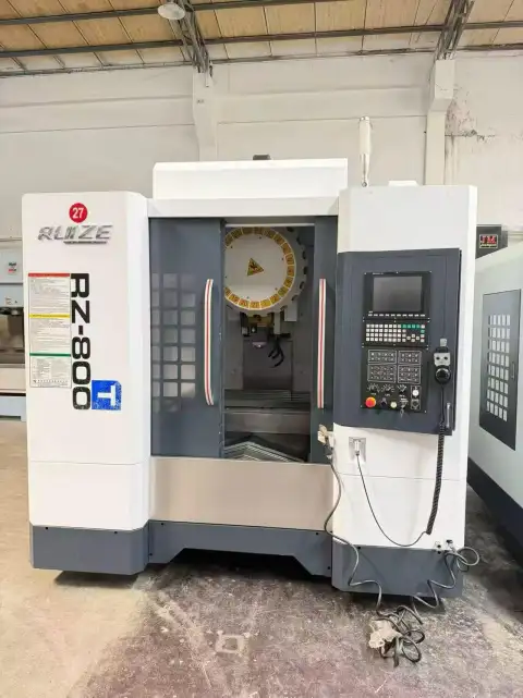 เครื่องแมชชีนนิ่งเซ็นเตอร์แนวตั้งมือสอง พร้อม SYNTEC 22MA ปี 2025