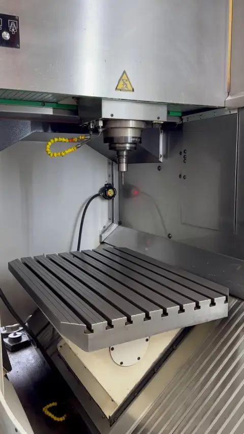 Pusat Pemesinan Mikron HSM 700
