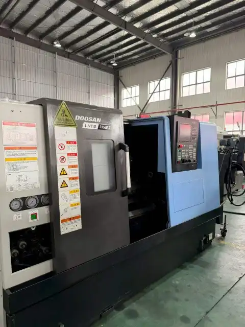 Torno CNC Doosan LYNX 235 MII usado, tipo Turn-Mill, 2 unidades