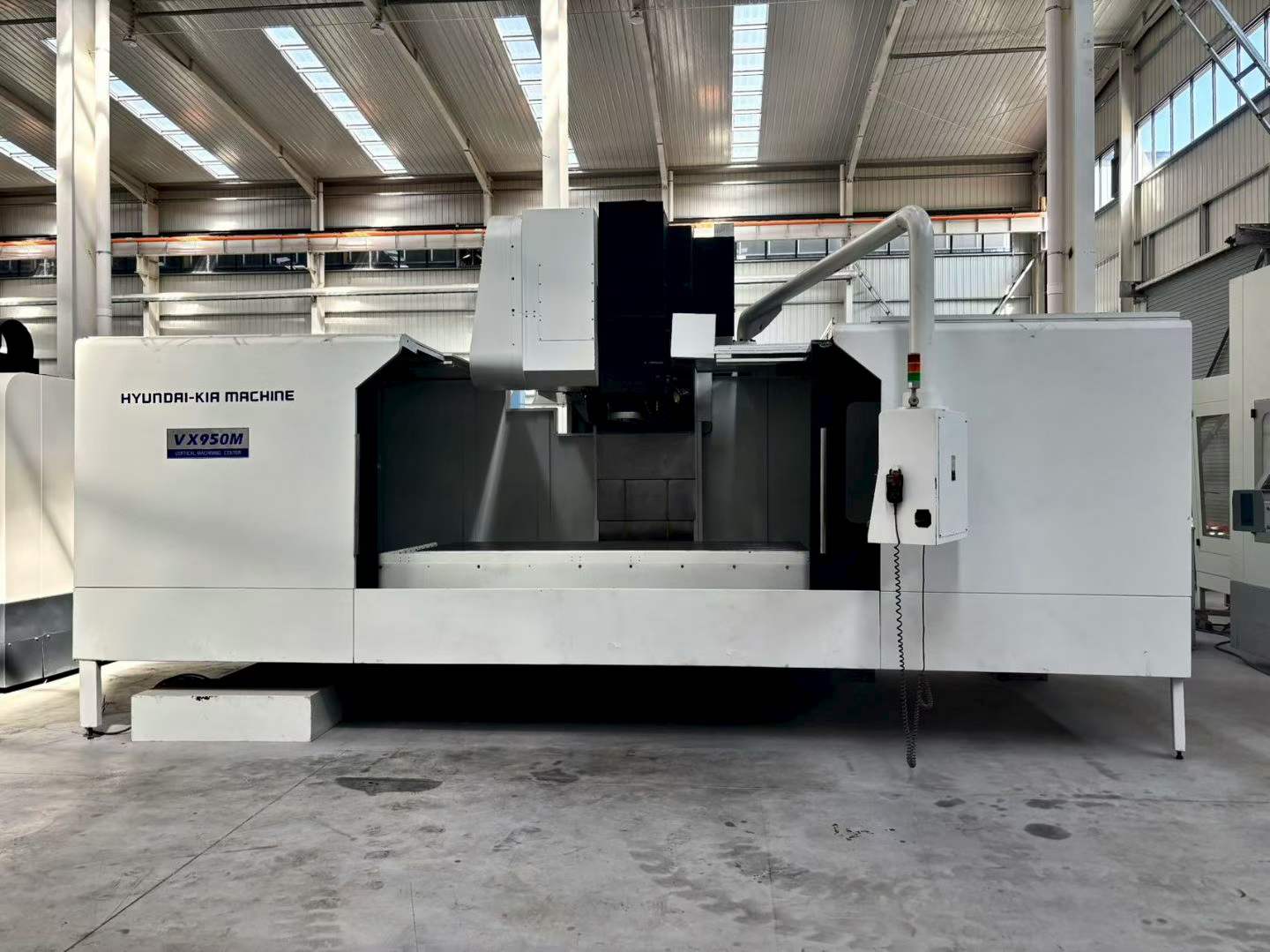 Used Hyundai WIA VX 950 M Machining Center with Fanuc photo 1