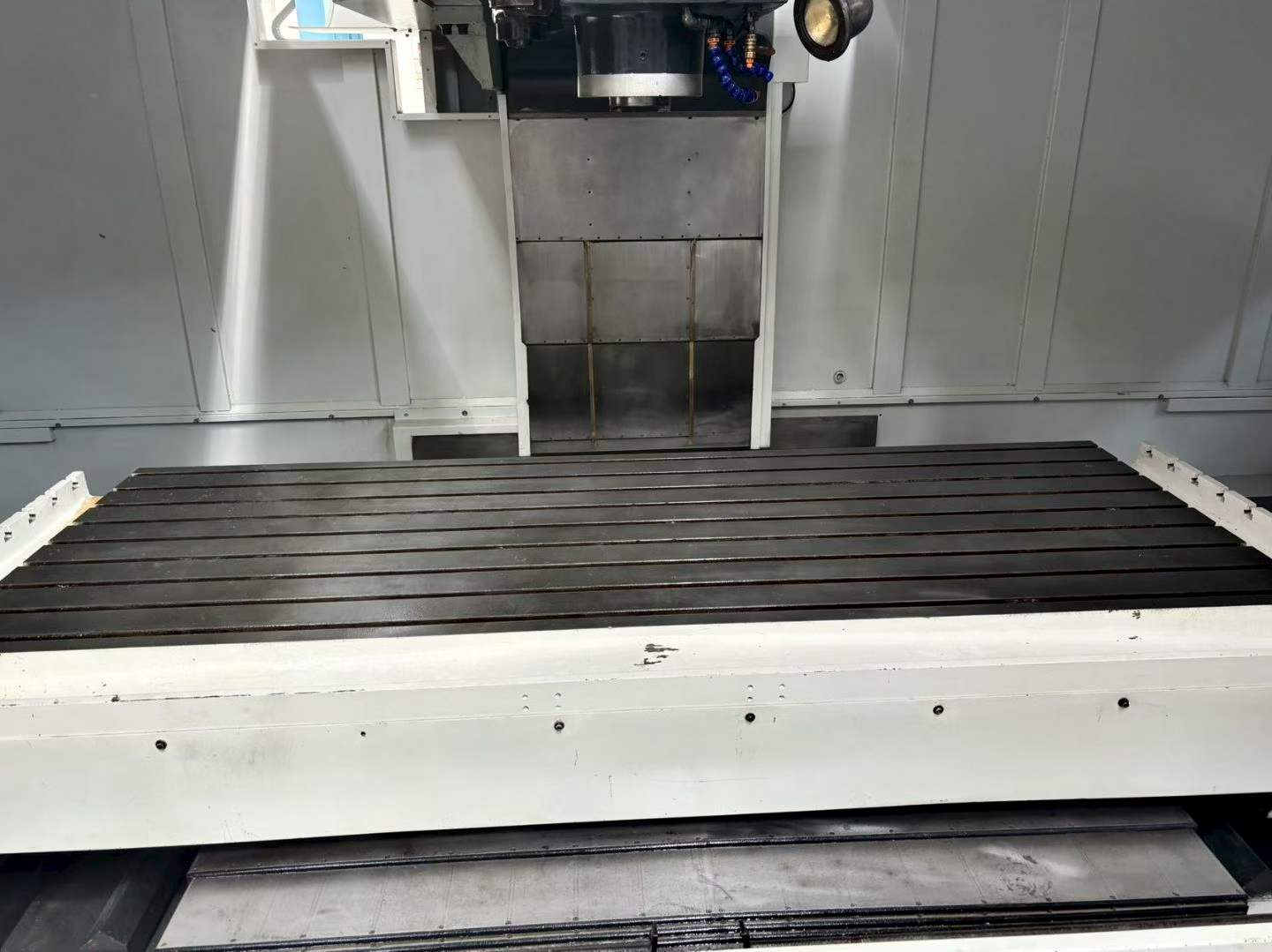Used Hyundai WIA VX 950 M Machining Center with Fanuc photo 3