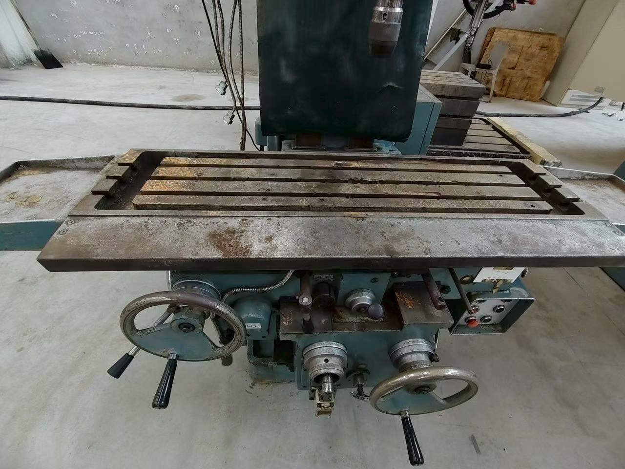 Used Shizuoka Vertical Turret Milling Machine photo 2