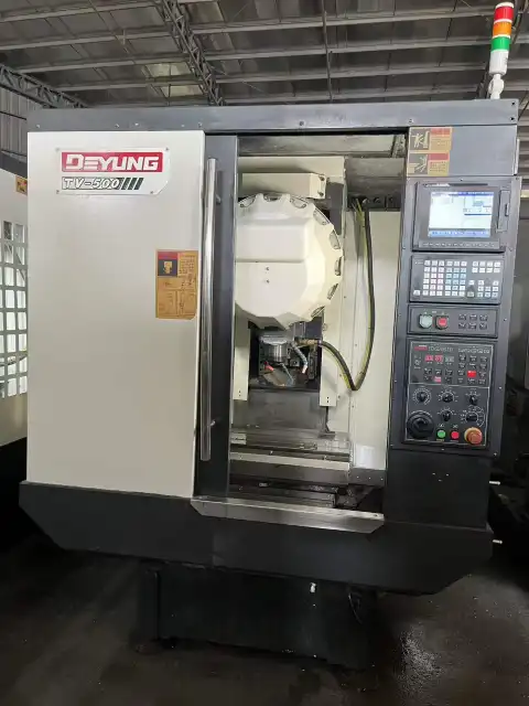 Centro de taladrado y roscado CNC Deyang T 5 usado con Mitsubishi M 70