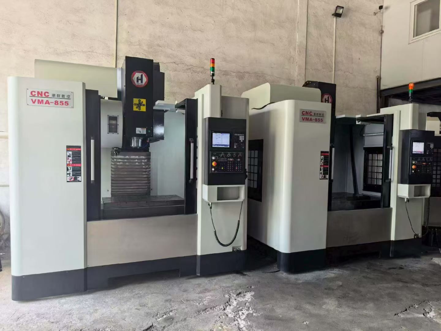 Used Huaqun V 855 Heavy-Duty Vertical Machining Center with Mitsubishi M 80 photo 1