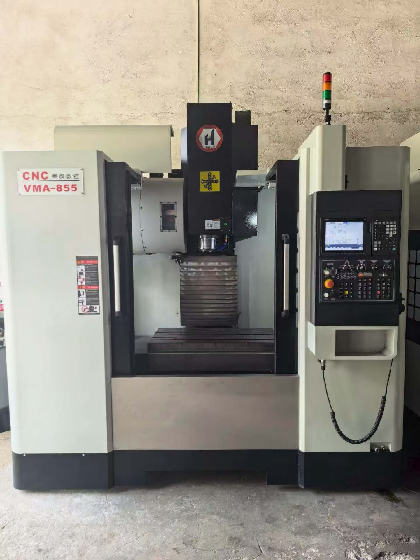 Used Huaqun V 855 Heavy-Duty Vertical Machining Center with Mitsubishi M 80 photo 2