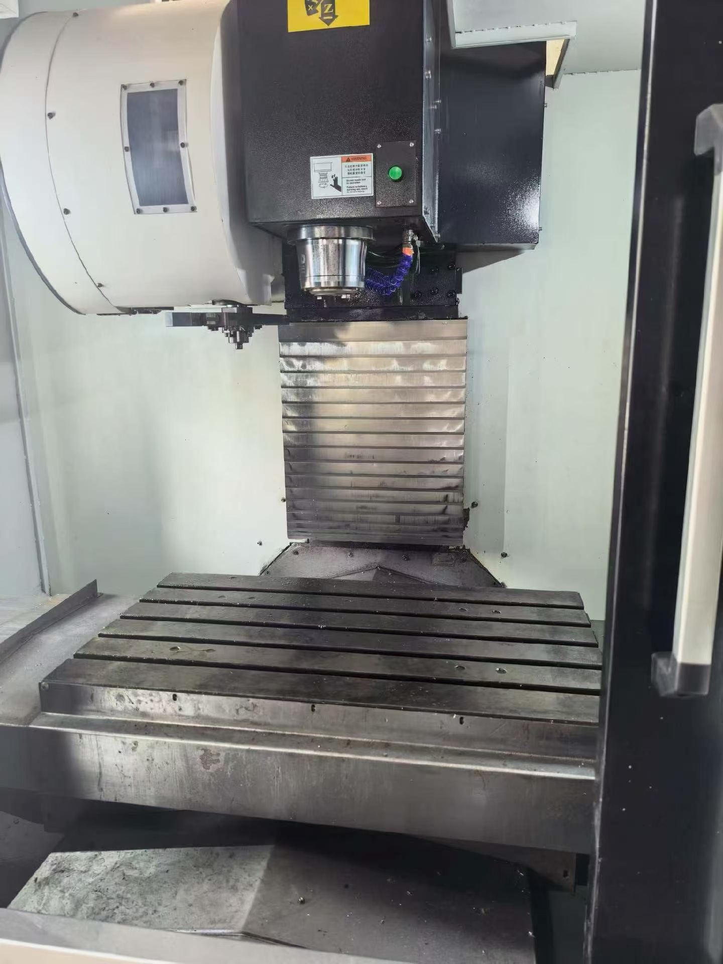 Used Huaqun V 855 Heavy-Duty Vertical Machining Center with Mitsubishi M 80 photo 3
